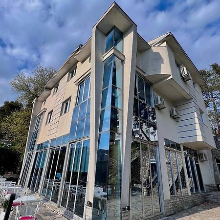 Hotel Ambasador Podgorica Bagian luar foto