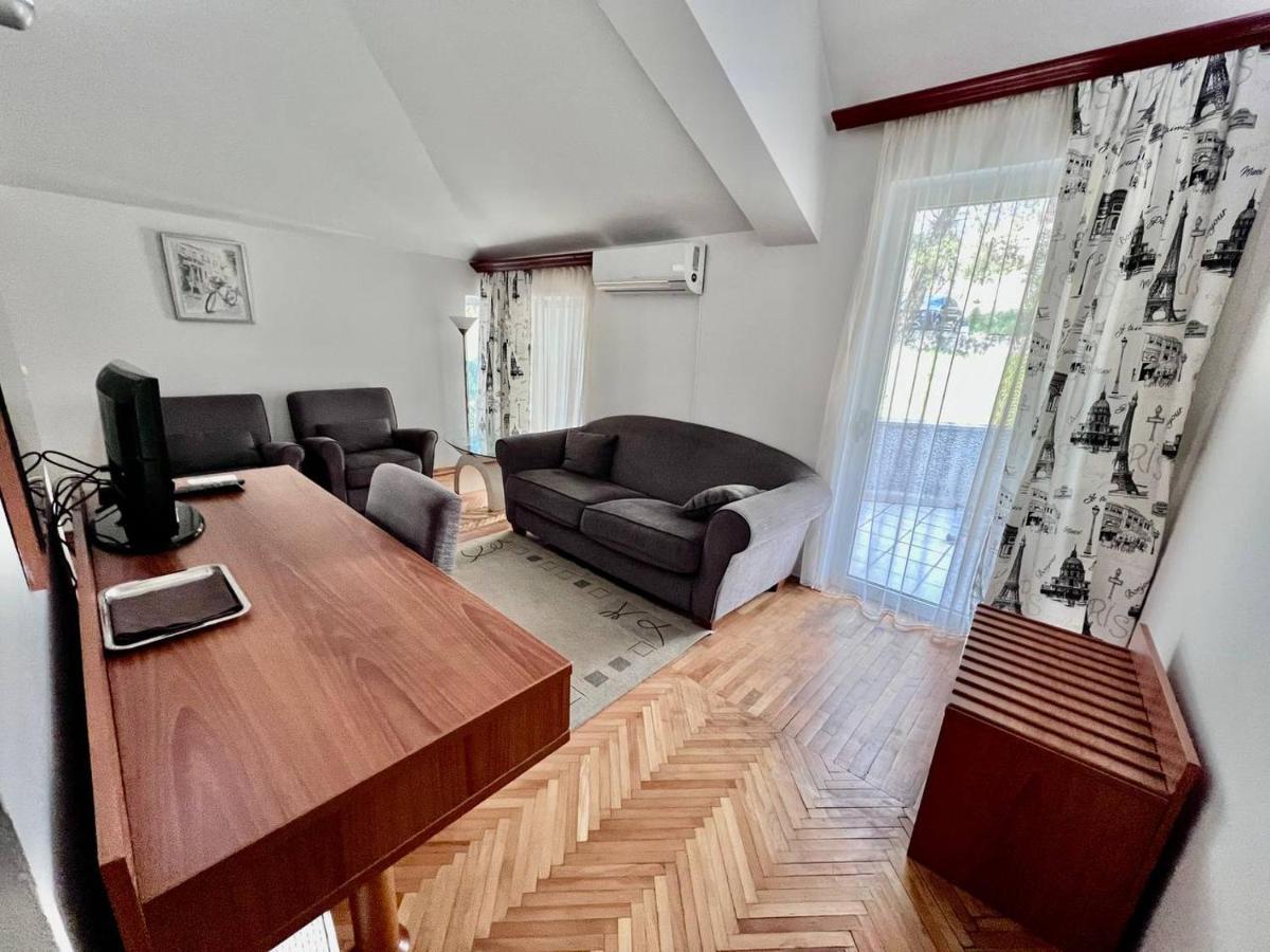 Hotel Ambasador Podgorica Bagian luar foto