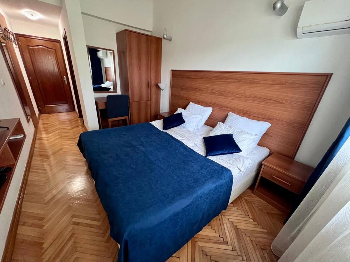Hotel Ambasador Podgorica Bagian luar foto