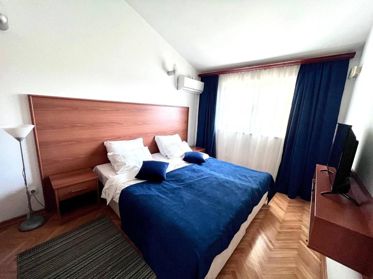 Hotel Ambasador Podgorica Bagian luar foto