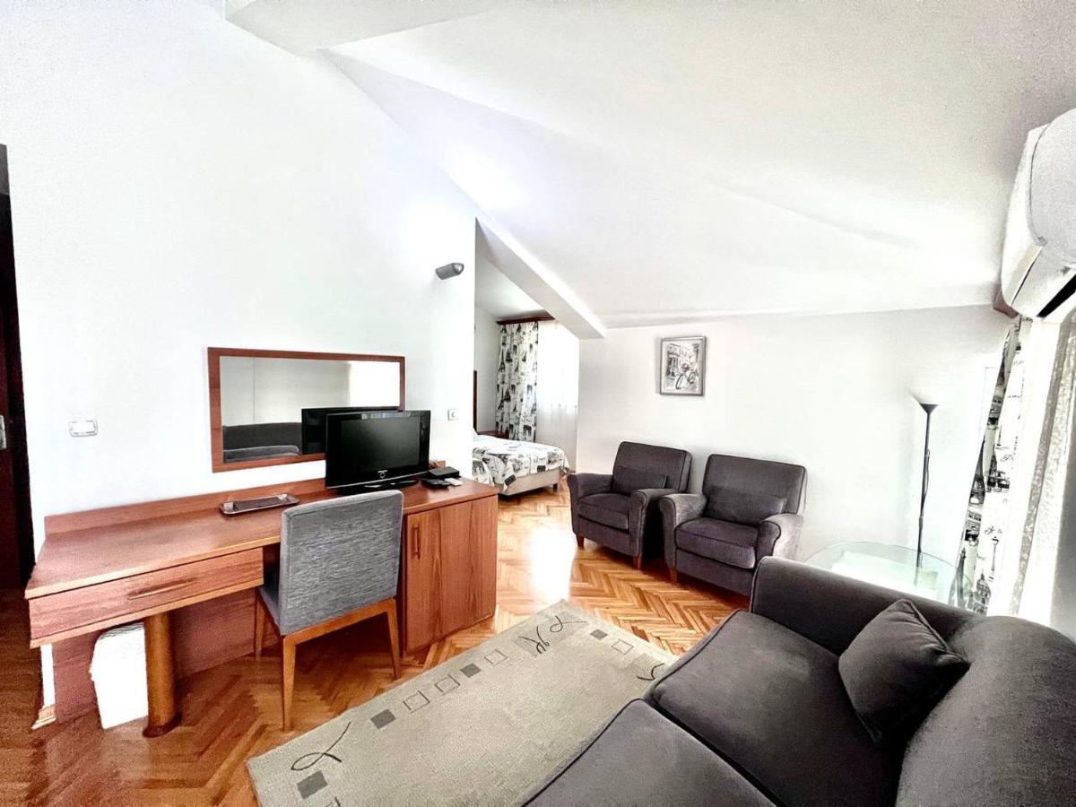 Hotel Ambasador Podgorica Bagian luar foto