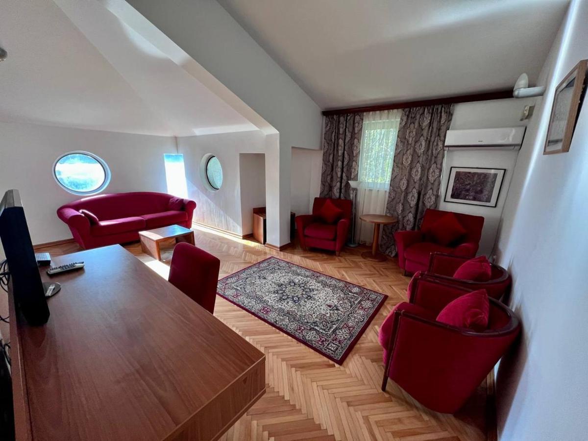 Hotel Ambasador Podgorica Bagian luar foto