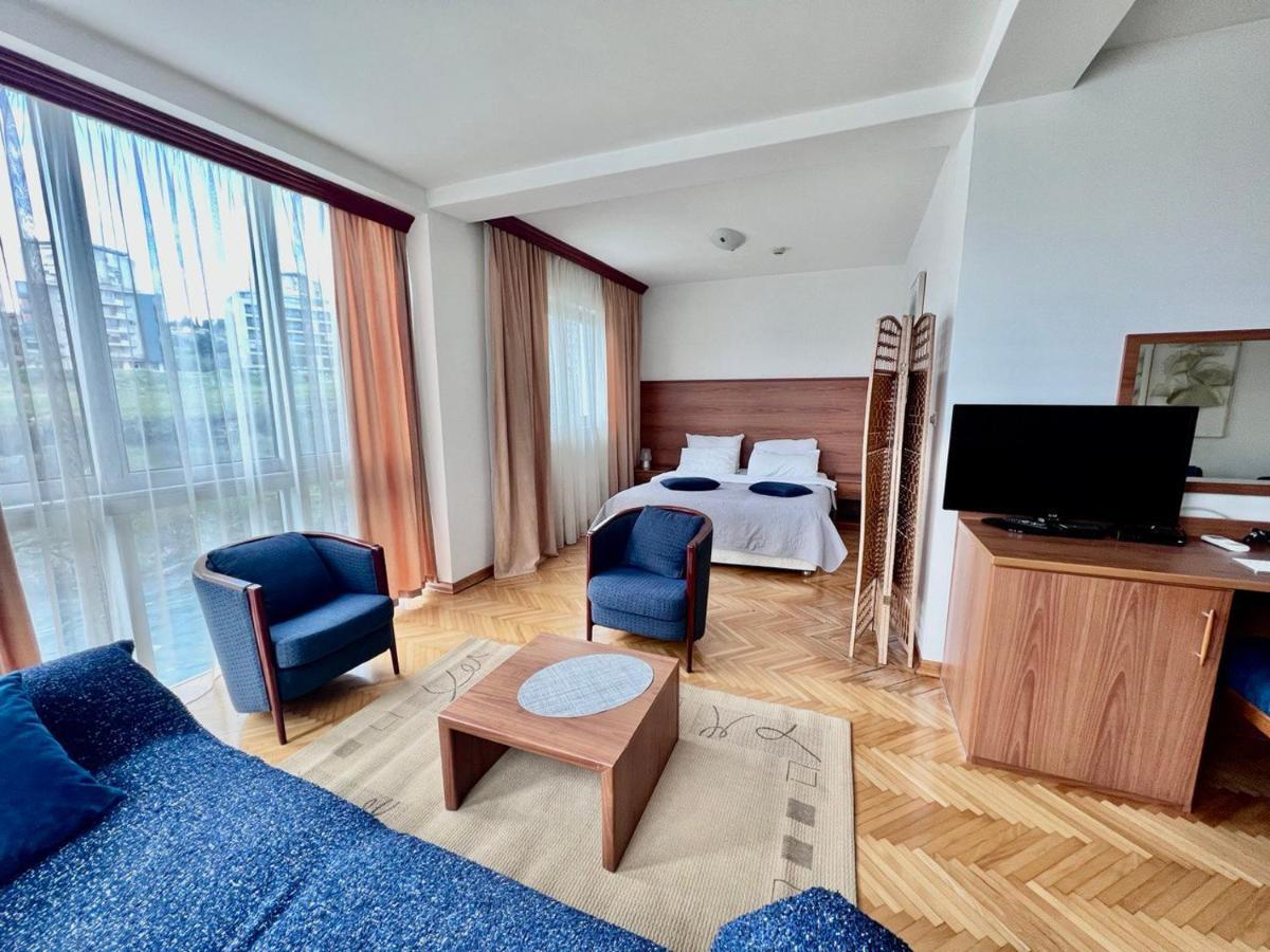 Hotel Ambasador Podgorica Bagian luar foto