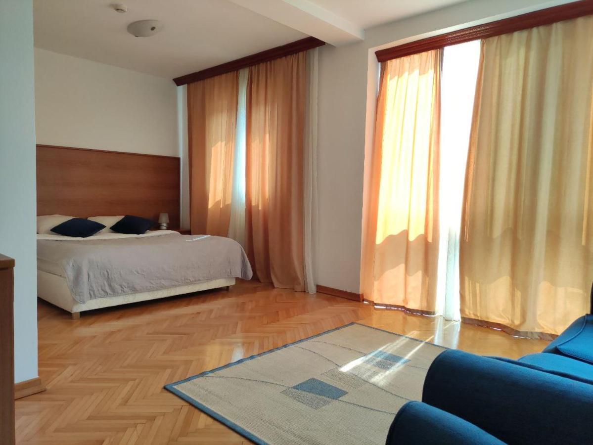Hotel Ambasador Podgorica Bagian luar foto