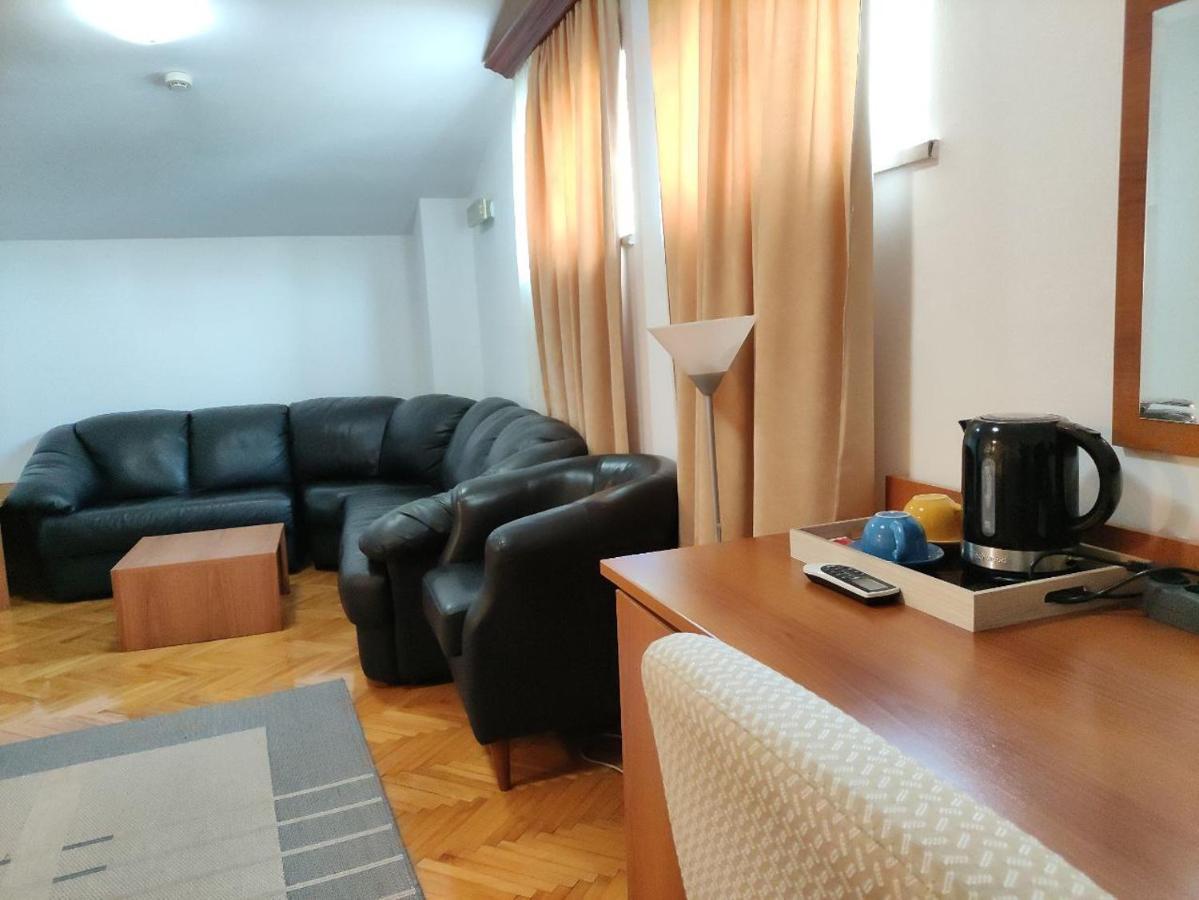 Hotel Ambasador Podgorica Bagian luar foto