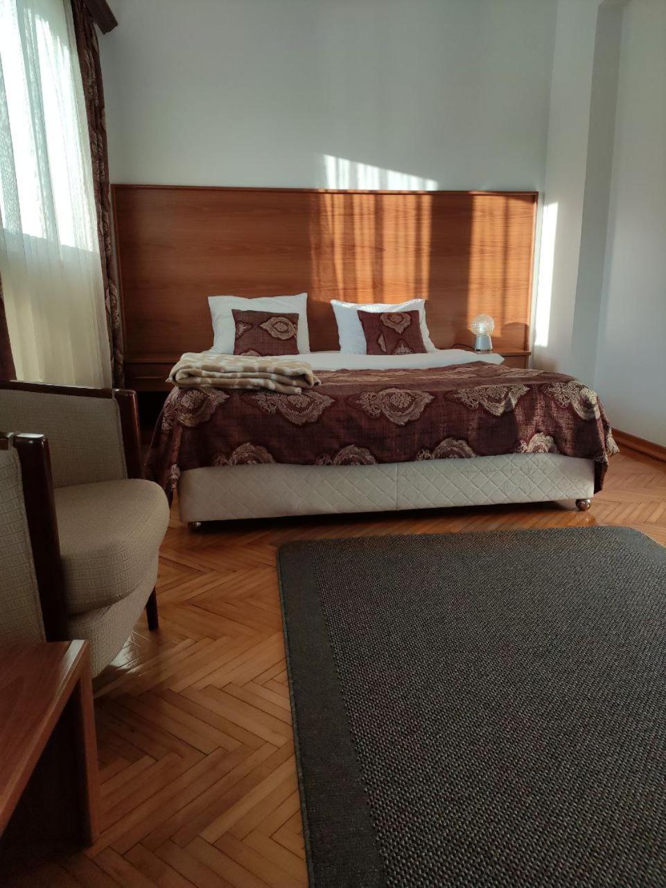 Hotel Ambasador Podgorica Bagian luar foto