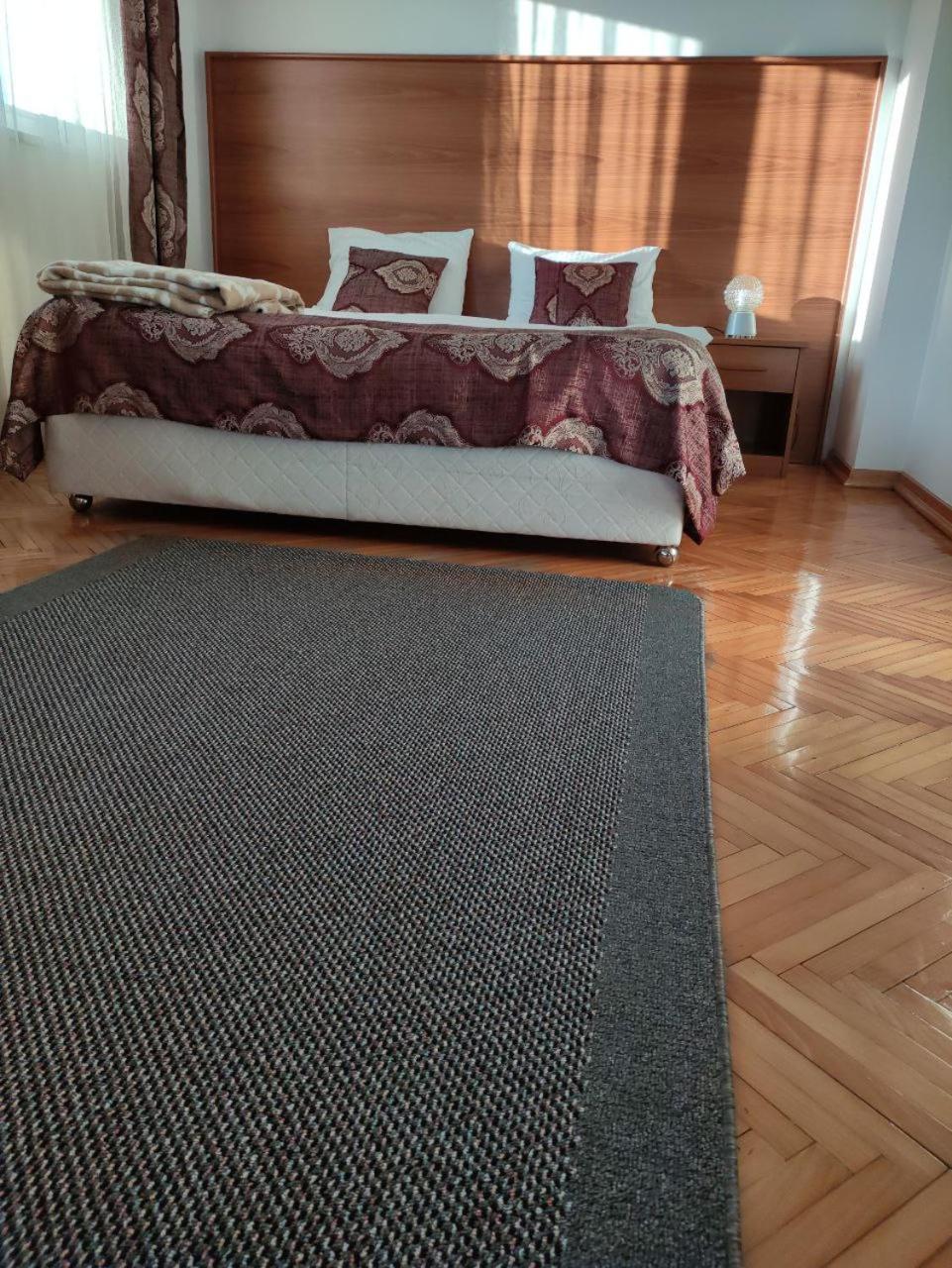 Hotel Ambasador Podgorica Bagian luar foto