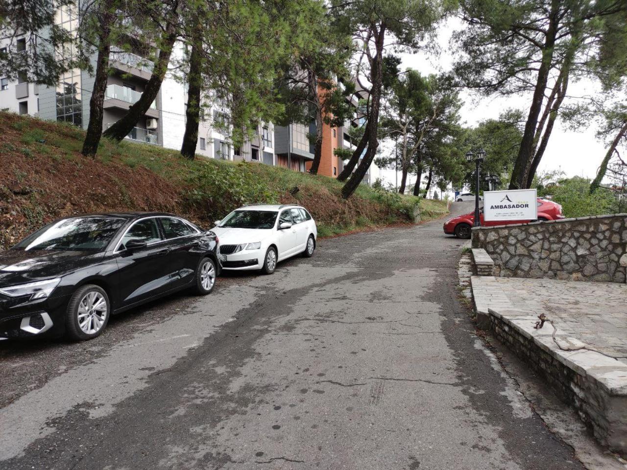 Hotel Ambasador Podgorica Bagian luar foto