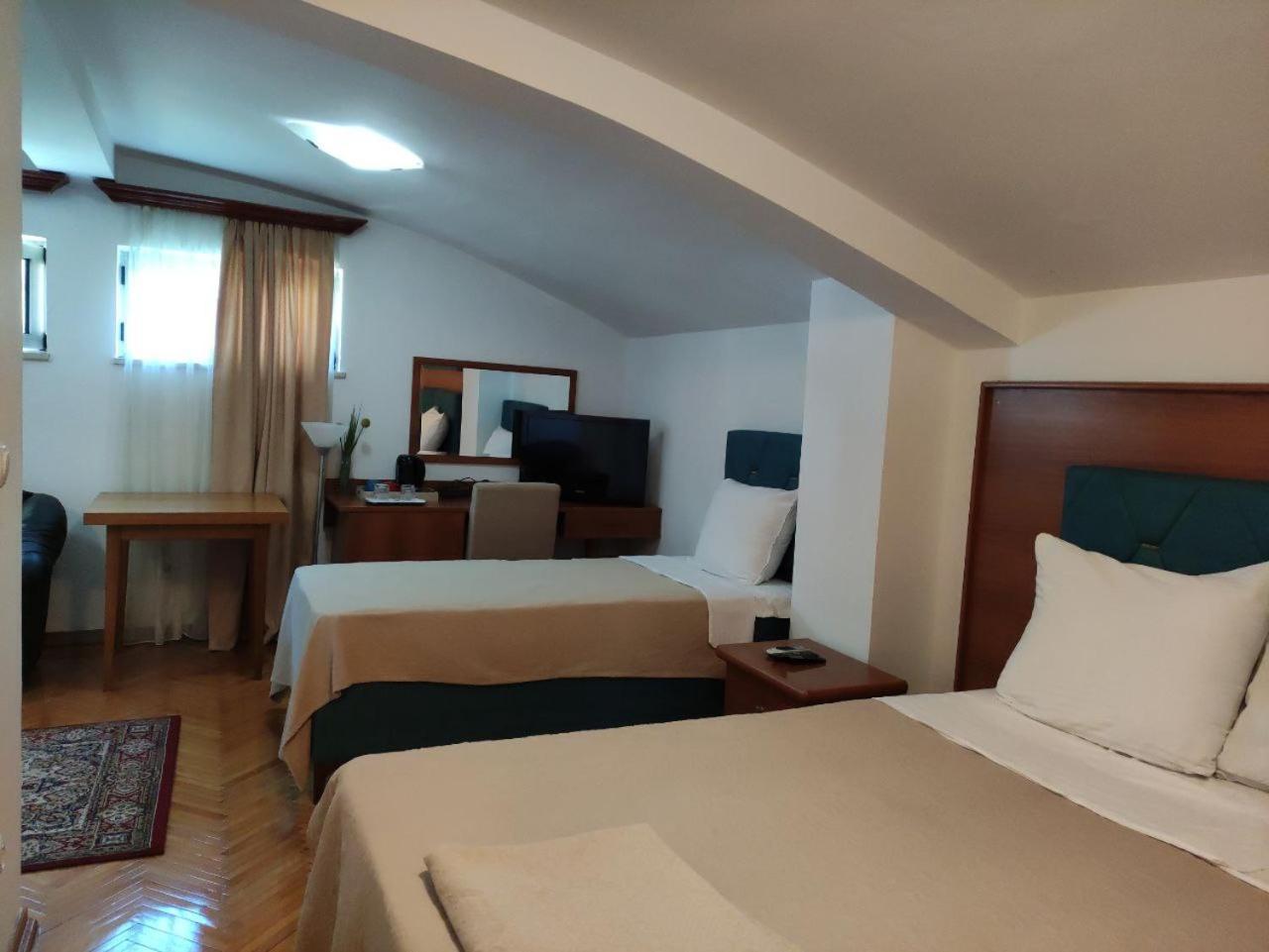 Hotel Ambasador Podgorica Bagian luar foto