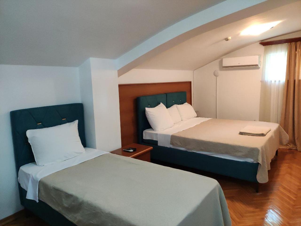 Hotel Ambasador Podgorica Bagian luar foto