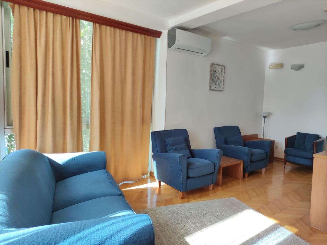 Hotel Ambasador Podgorica Bagian luar foto