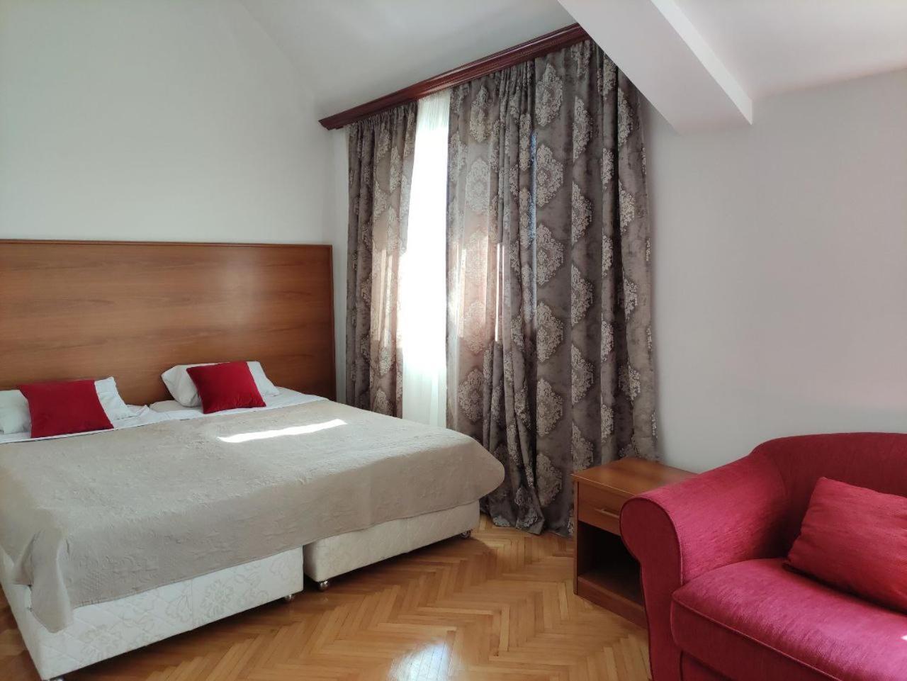 Hotel Ambasador Podgorica Bagian luar foto