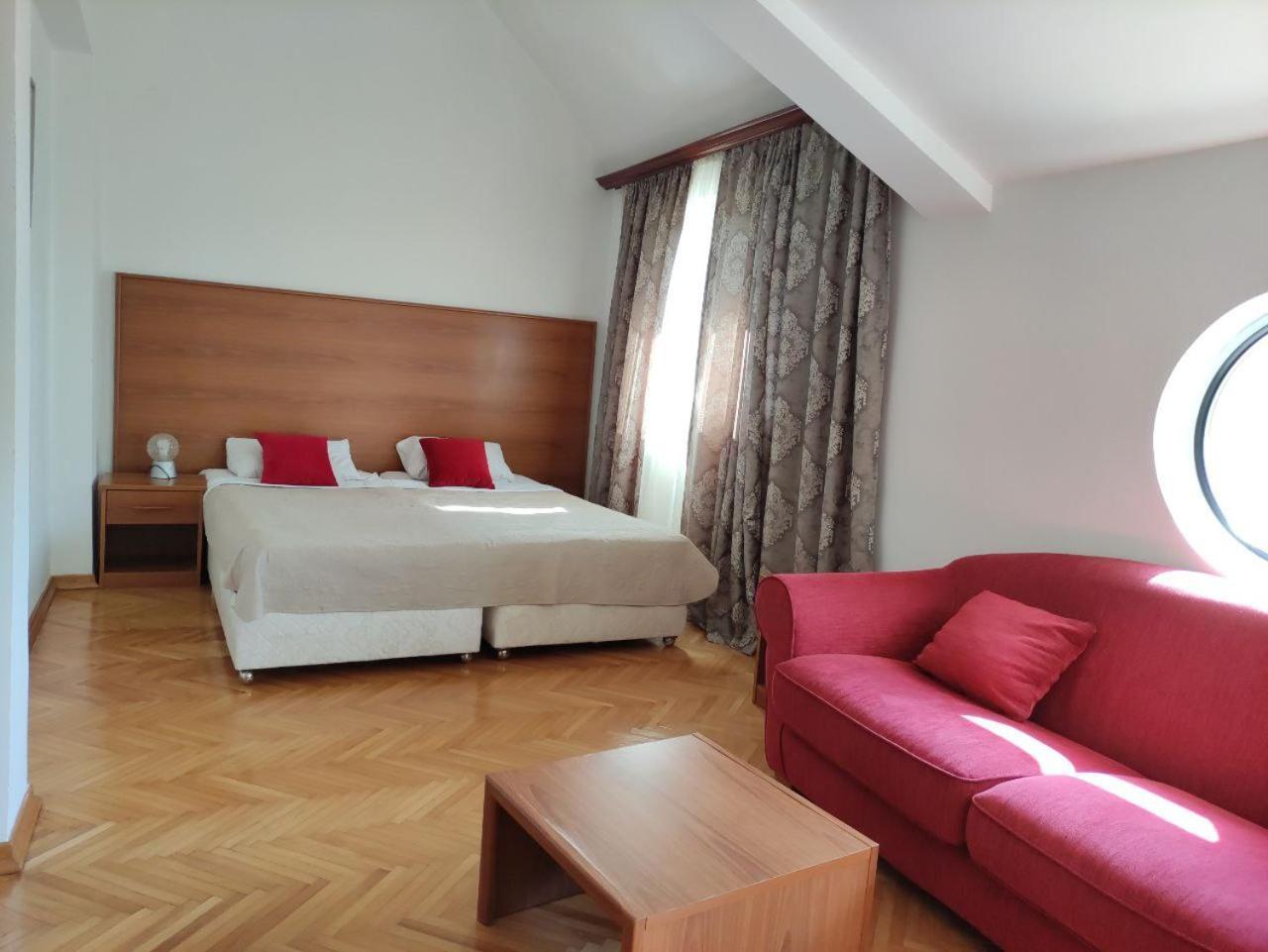 Hotel Ambasador Podgorica Bagian luar foto