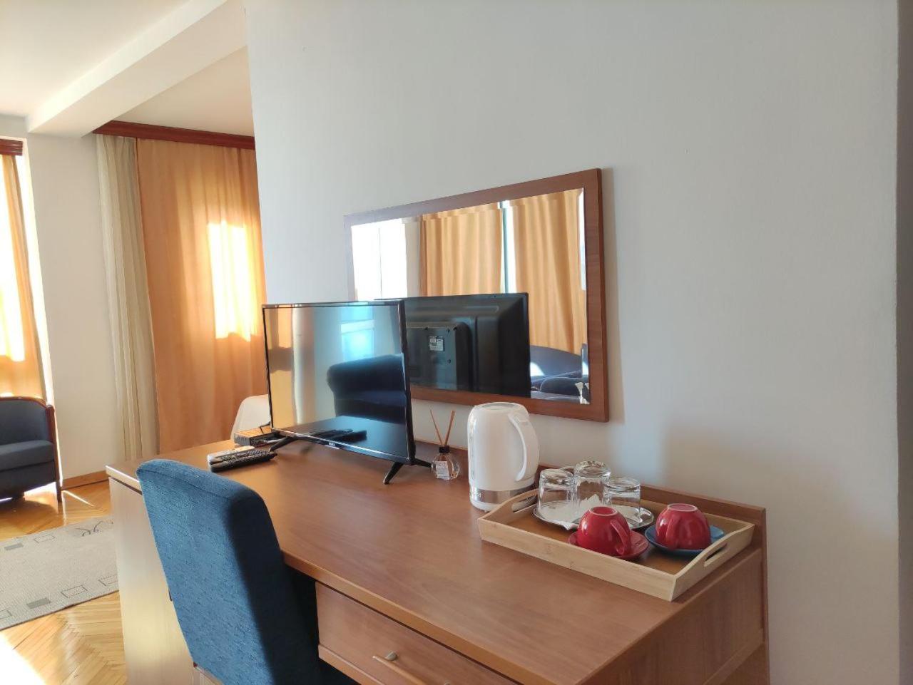 Hotel Ambasador Podgorica Bagian luar foto