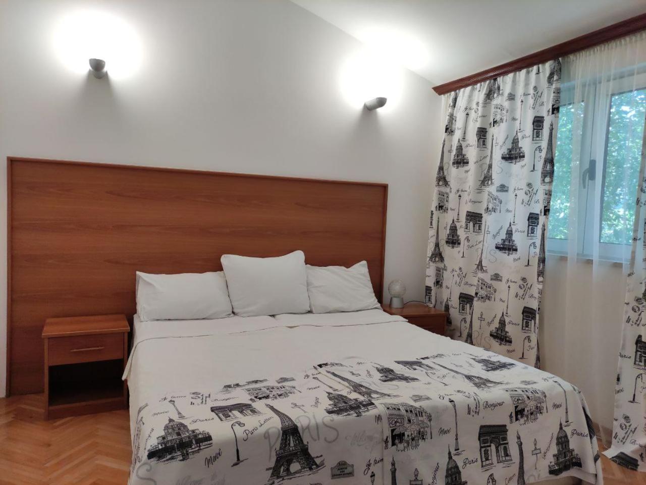 Hotel Ambasador Podgorica Bagian luar foto