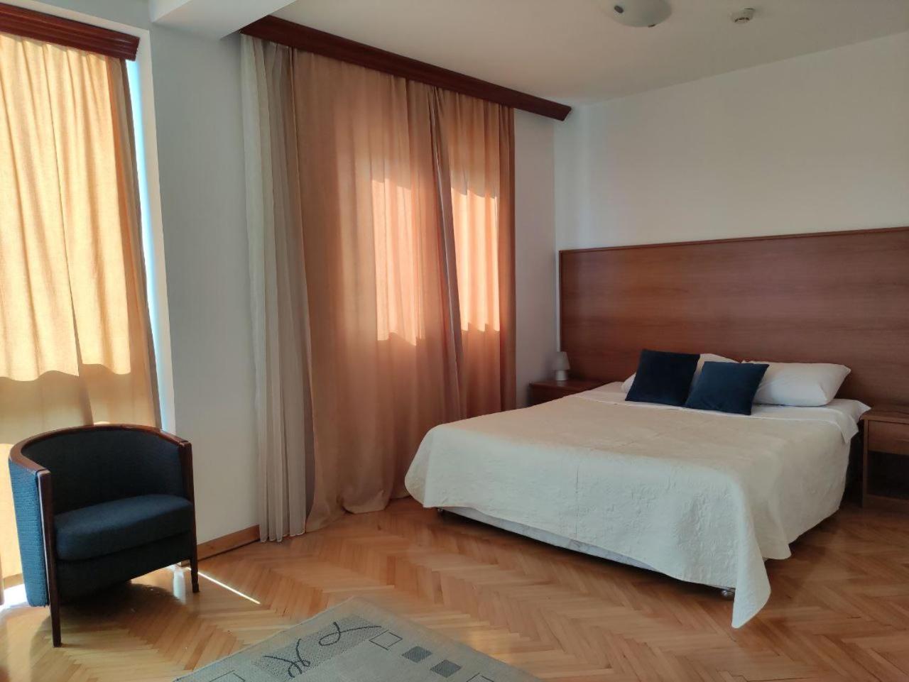 Hotel Ambasador Podgorica Bagian luar foto