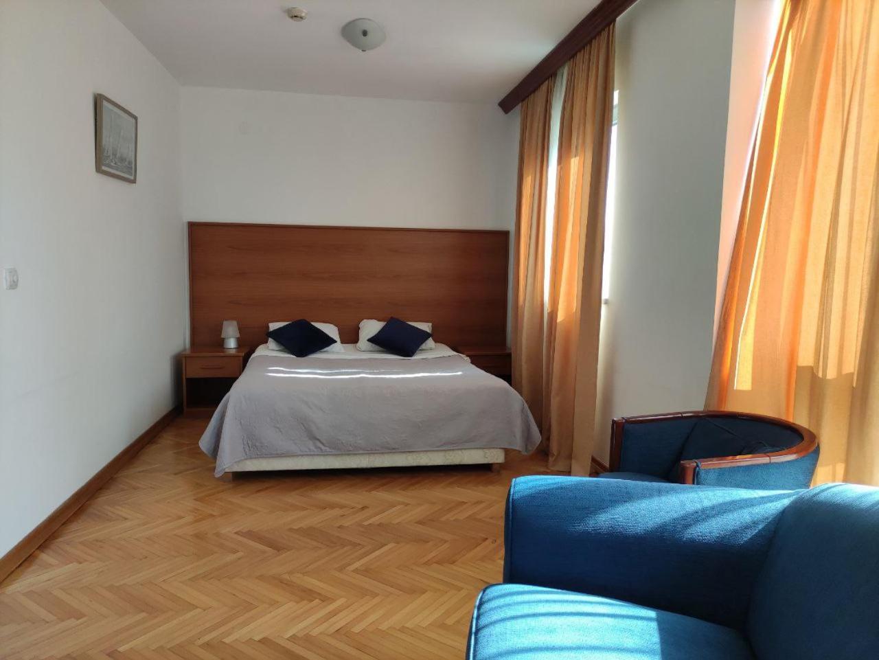 Hotel Ambasador Podgorica Bagian luar foto